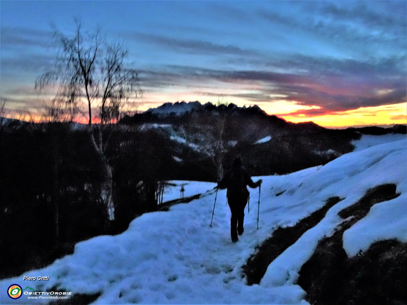86 Ammirando gli spettacolari colori del tramonto verso il Resegone.JPG
